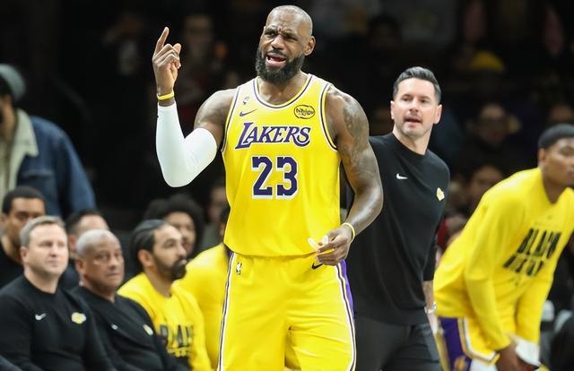 Kaiyun-关于詹姆斯回归赛场，回归赛场首场状态亮眼，FPX观众沸腾！的信息